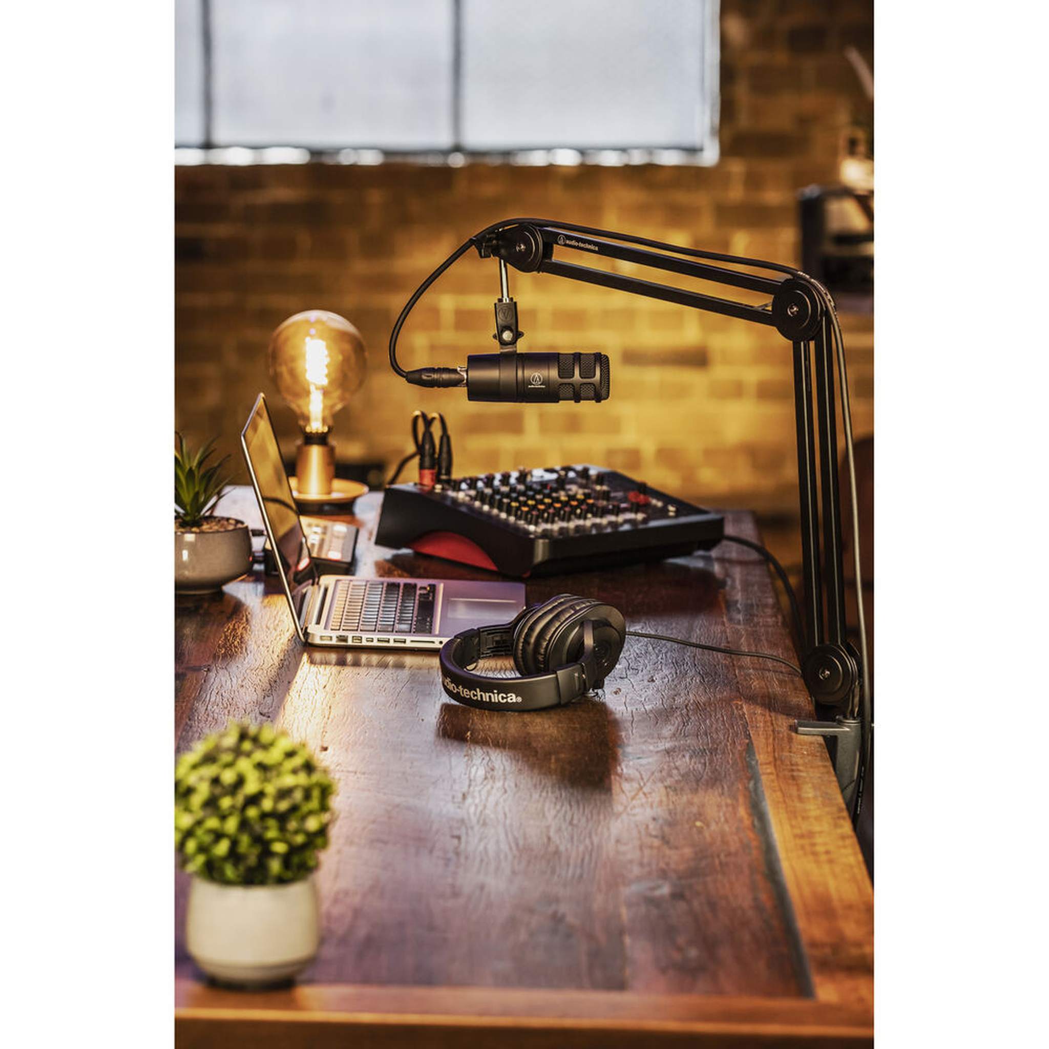 Audio-Technica AT2040 Hypercardioid Dynamic Microphone with Accessory Kit
