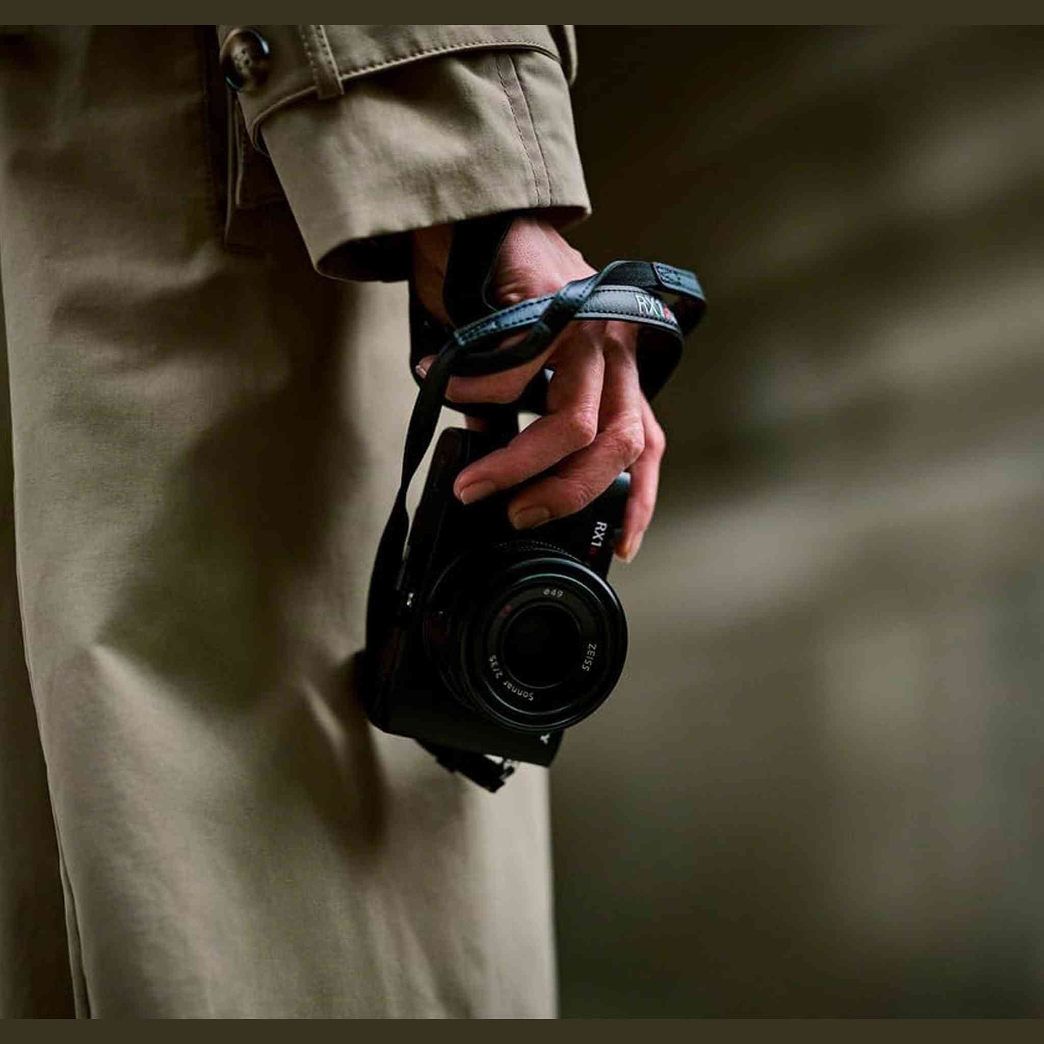 Sony RX1R III Full-Frame Premium Compact Camera Optimized with 61 MP CMOS Sensor, ZEISS® Sonnar T* 35mm F2 Lens, BIONZ XR™ Processor and AI-Based Subject Recognition