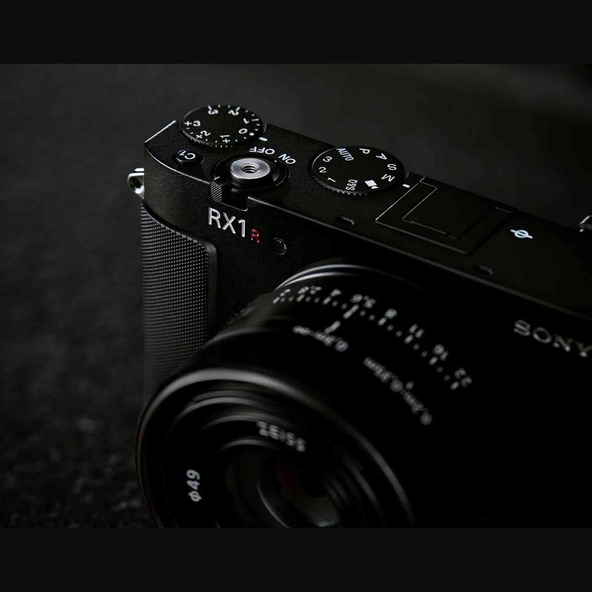 Sony RX1R III Full-Frame Premium Compact Camera Optimized with 61 MP CMOS Sensor, ZEISS® Sonnar T* 35mm F2 Lens, BIONZ XR™ Processor and AI-Based Subject Recognition