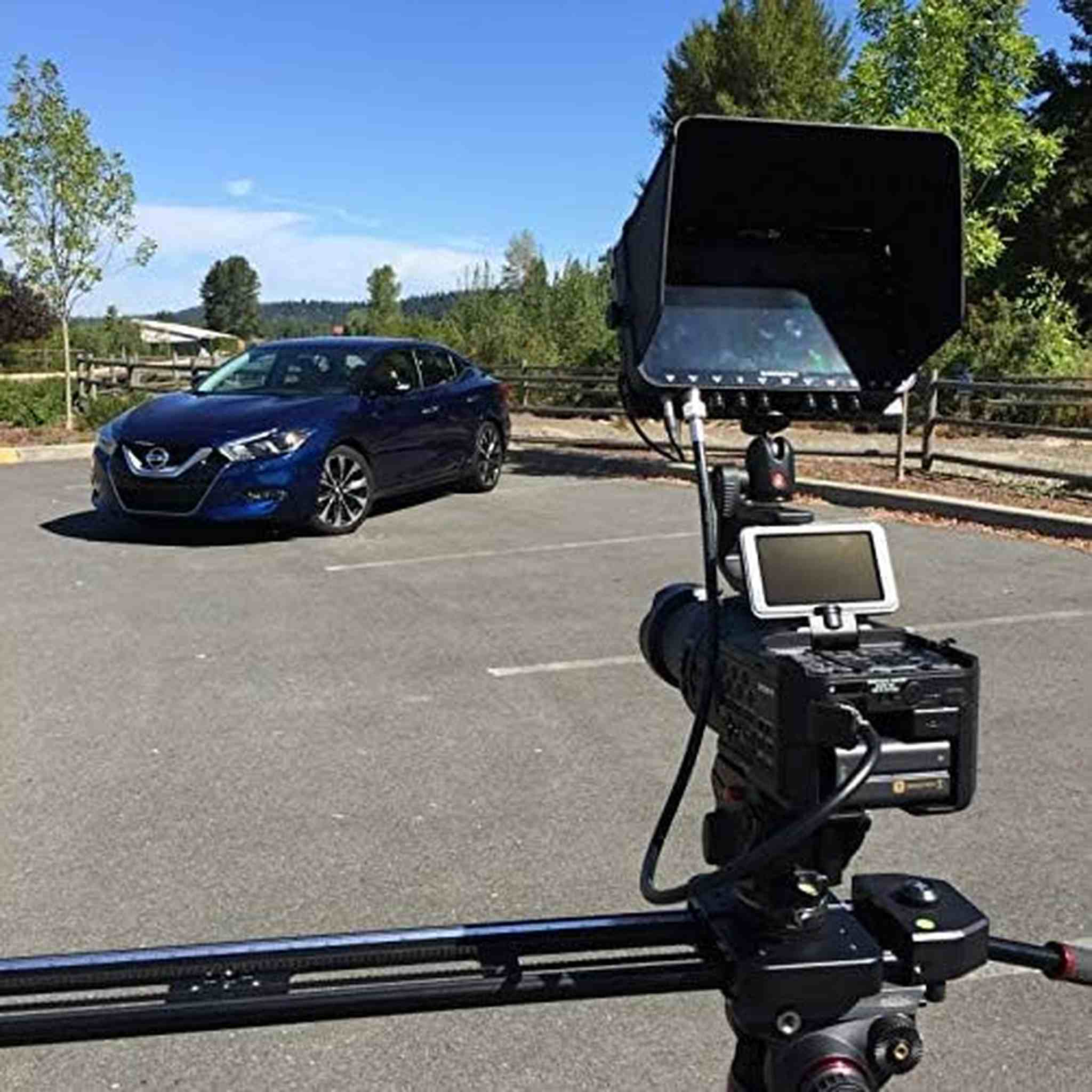 Sony NEX-FS700R Super 35 Camcorder Body Only Accessory Bundle with Condenser Mic, Stereo Headphones and Cleaning Kit