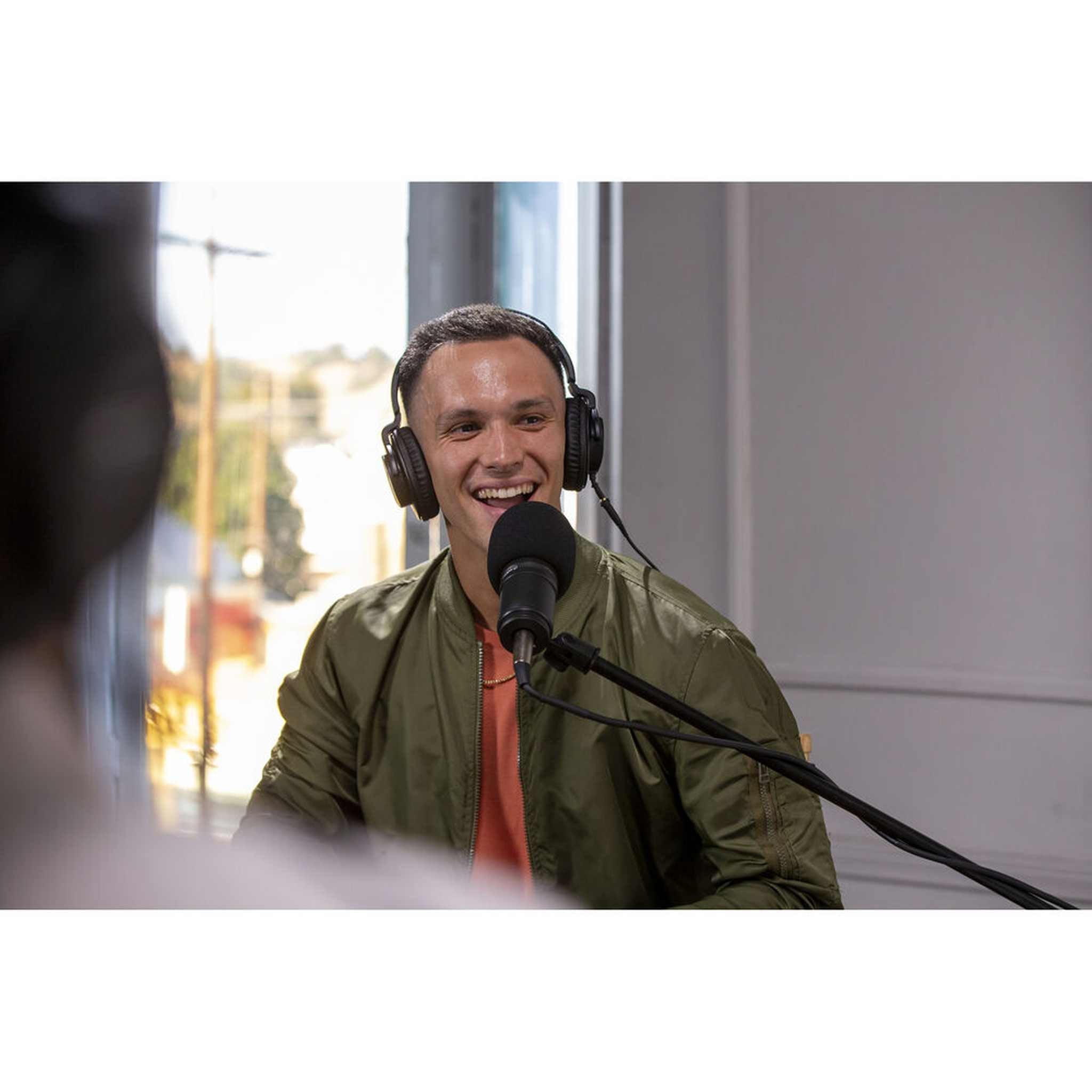 2x Zoom ZDM-1 Dynamic Microphone, 2x Tripod Boom Microphone Floor Stand