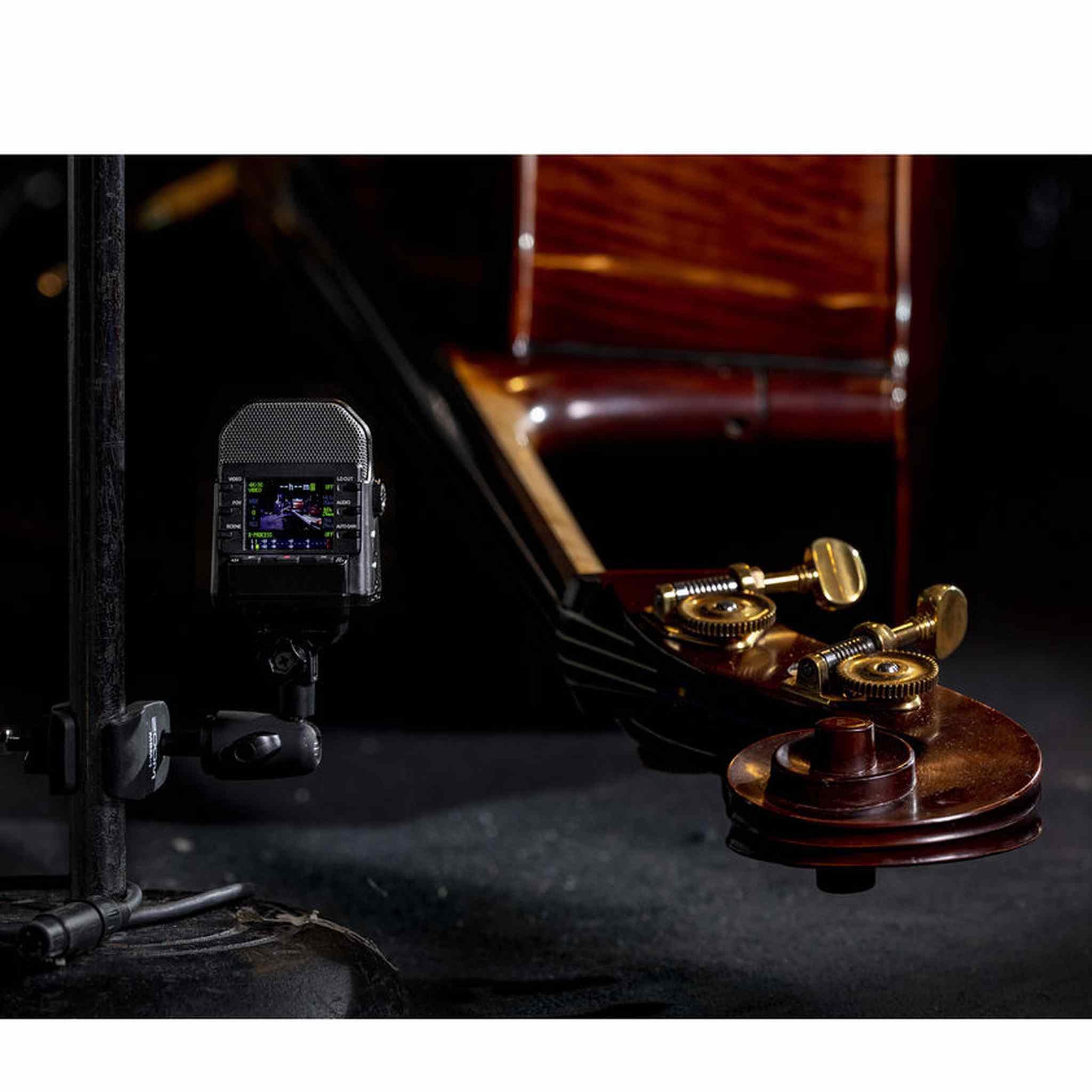 Zoom Q2n-4K Handy Video Recorder, 4K/30P UHD Video Bundle With Accessories