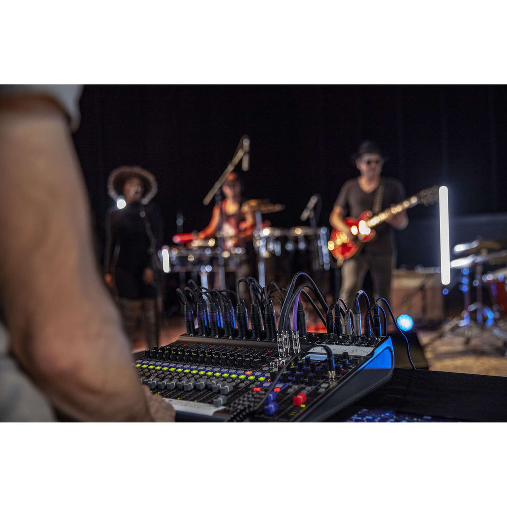 Zoom LiveTrak L-20 - 20-Input Digital Mixer & Multitrack Recorder Bundle