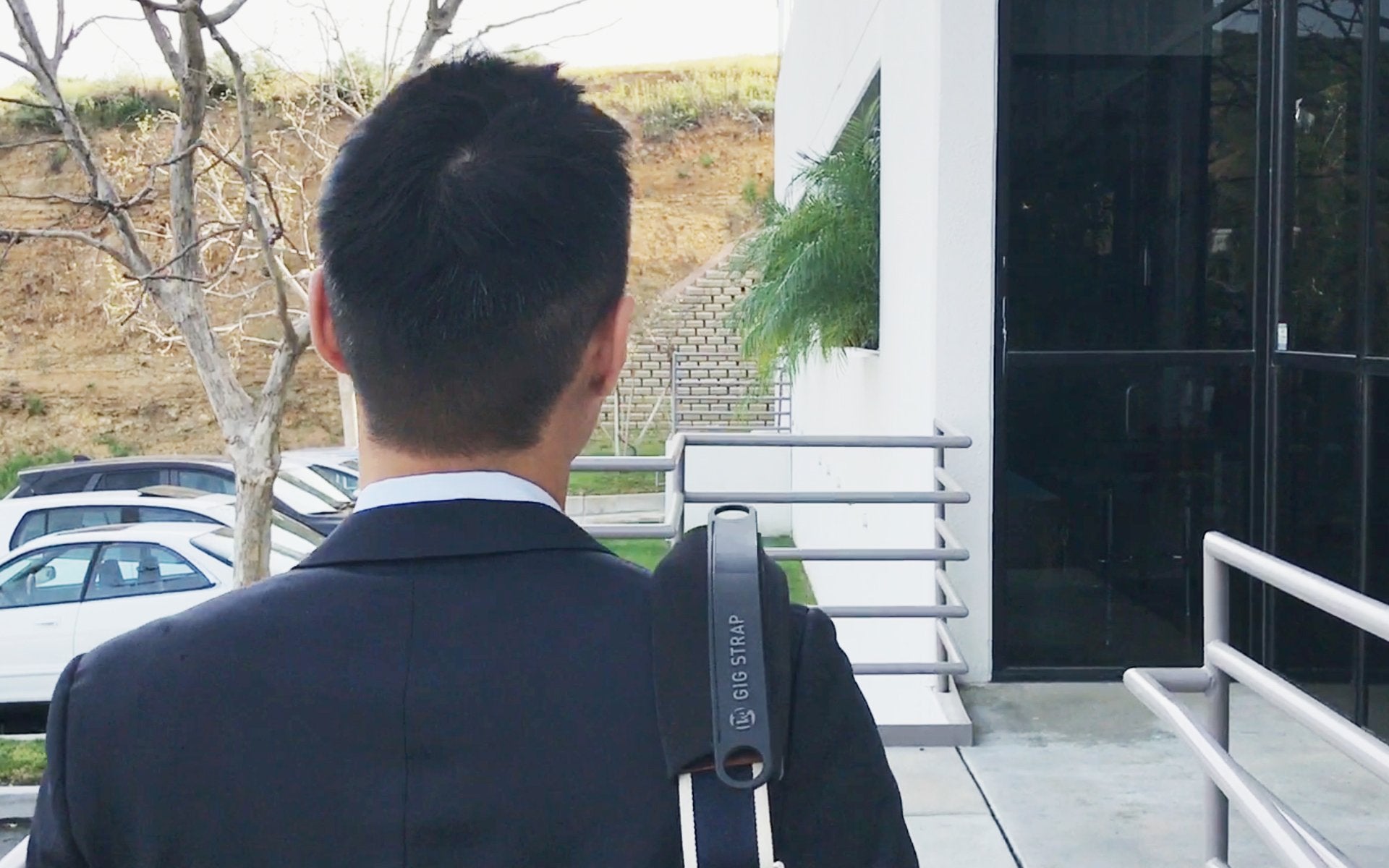 D&A Guitar Gear Gig Strap Universal Massaging Shoulder Strap Attachment, Standard Size, Fits 2-2.5 Inch Straps GST-0300