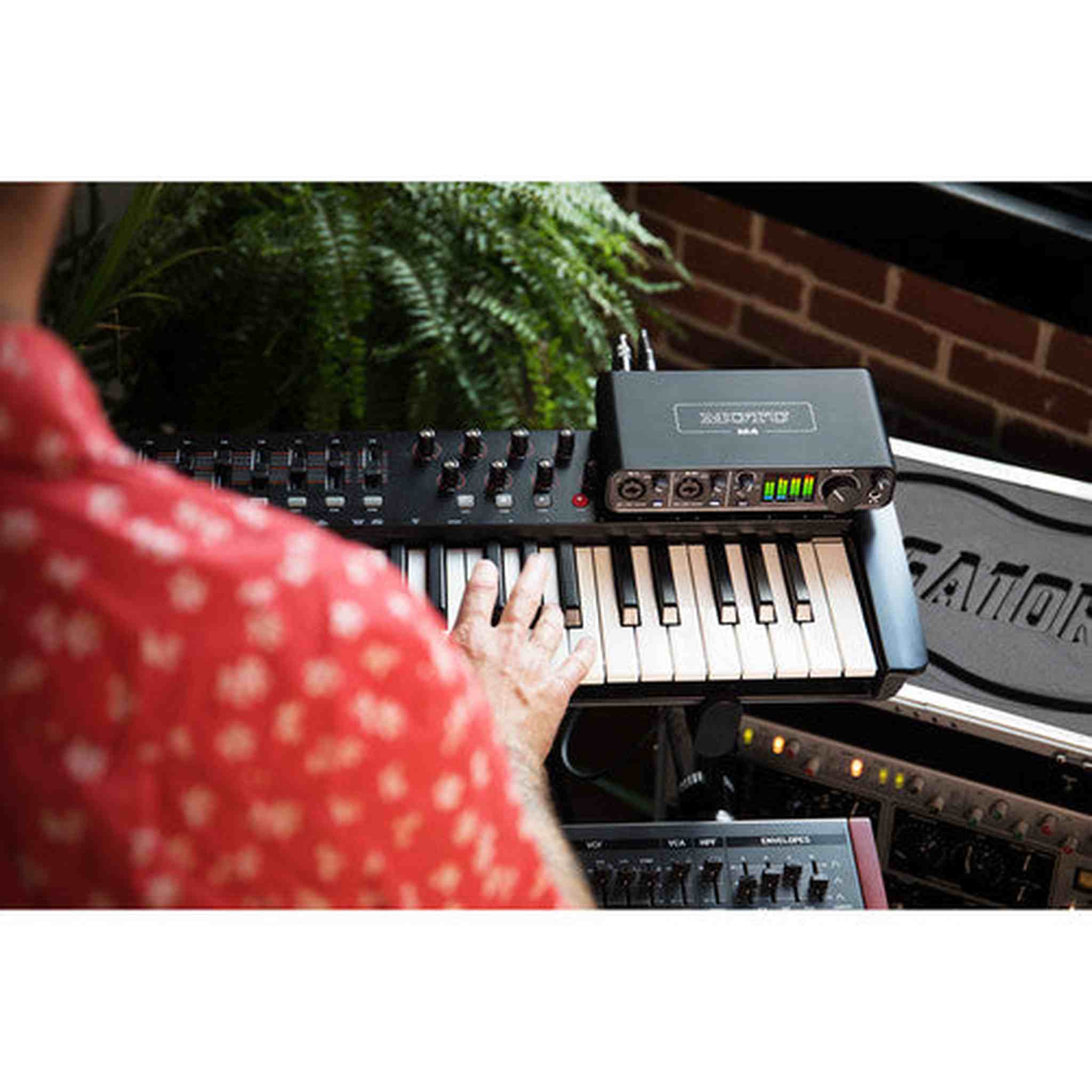 MOTU M4 USB-C Audio-MIDI Interface Bundle MOTU