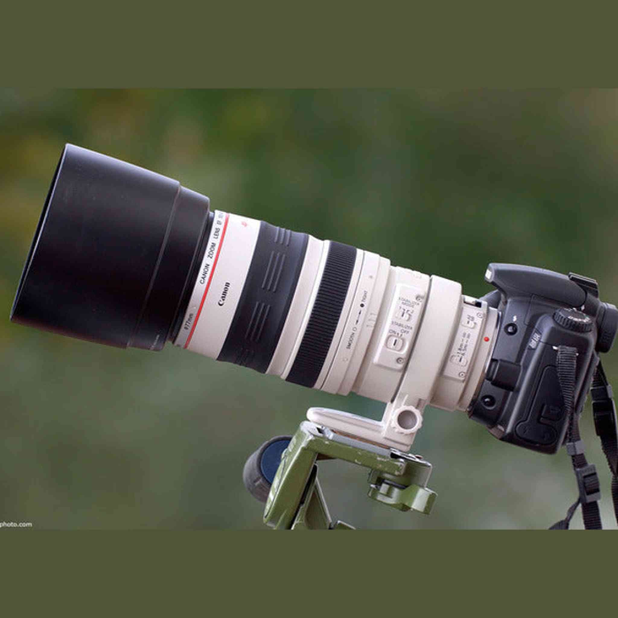 Canon EF 100-400mm F/10-5.6L IS Lens Intl Model With Color Lens Filter Kit and Cleaning Kit